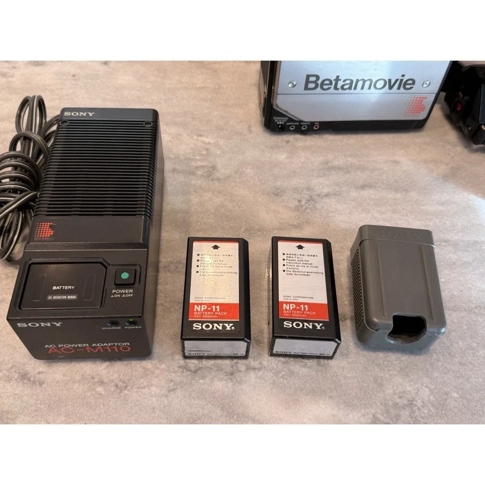 Sony Betamovie BMC-110 Camcorder Hard case, AC adapter/charger, Tape,‎ Batteries